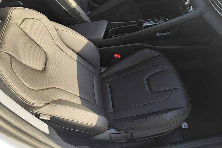 Used Hyundai Elantra 2023 1.5L CVT GLX Elite Edition Right Front Seat