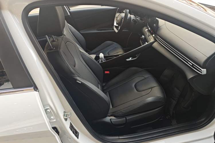 Used Hyundai Elantra 2023 1.5L CVT LUX Prestige Edition Right Front Seat