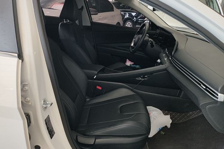 Used Hyundai Elantra 2023 1.5L CVT LUX Prestige Edition Right Front Seat