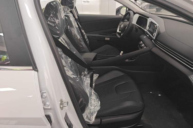 Used Hyundai Elantra 2023 1.5L CVT GLX Elite Edition Right Front Seat