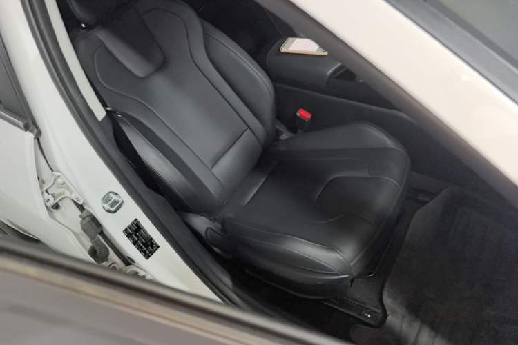 Used Hyundai Elantra 2023 1.5L CVT GLX Elite Edition Right Front Seat