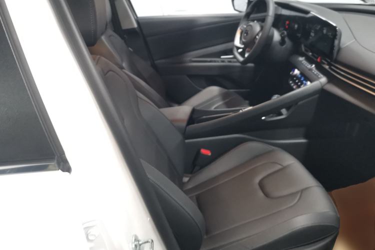 Used Hyundai Elantra 2023 1.5L CVT LUX Prestige Edition Right Front Seat
