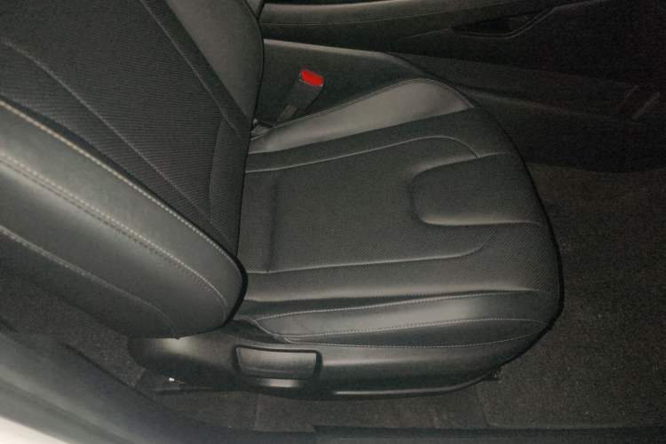 Used Hyundai Elantra 2023 1.5L CVT LUX Prestige Edition Right Front Seat