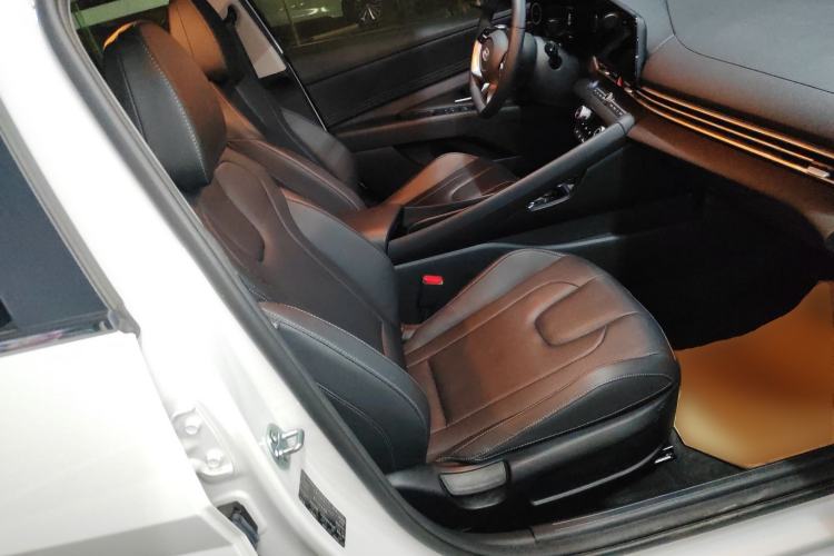 Used Hyundai Elantra 2023 1.5L CVT LUX Prestige Edition Right Front Seat