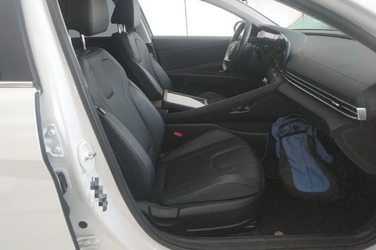Used Hyundai Elantra 2023 1.5L CVT LUX Prestige Edition Right Front Seat