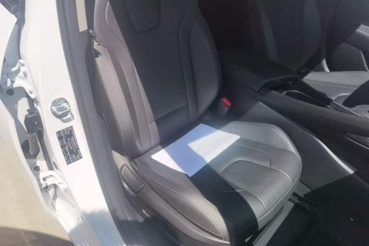 Used Hyundai Elantra 2023 1.5L CVT LUX Prestige Edition Right Front Seat