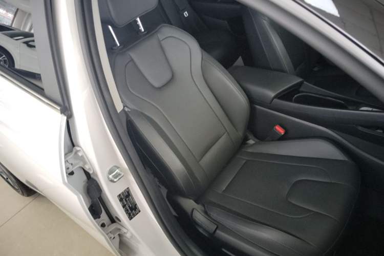 Used Hyundai Elantra 2023 1.5L CVT LUX Prestige Edition Right Front Seat