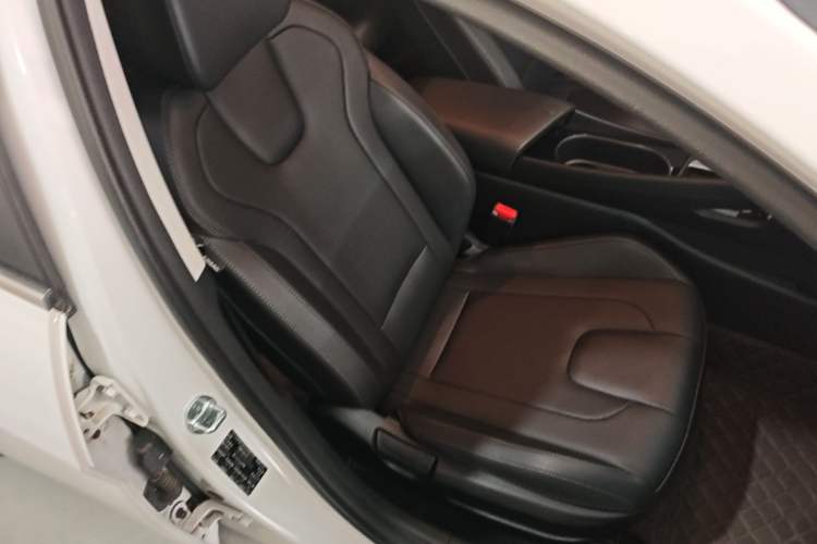 Used Hyundai Elantra 2023 1.5L CVT LUX Prestige Edition Right Front Seat