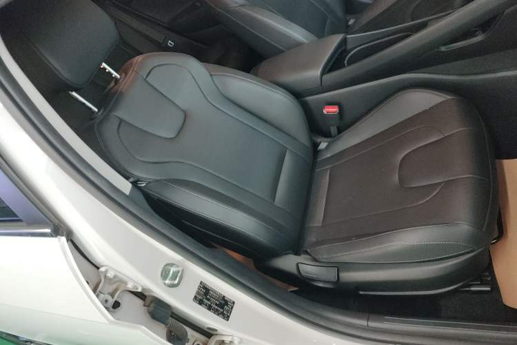 Used Hyundai Elantra 2023 1.5L CVT LUX Prestige Edition Right Front Seat