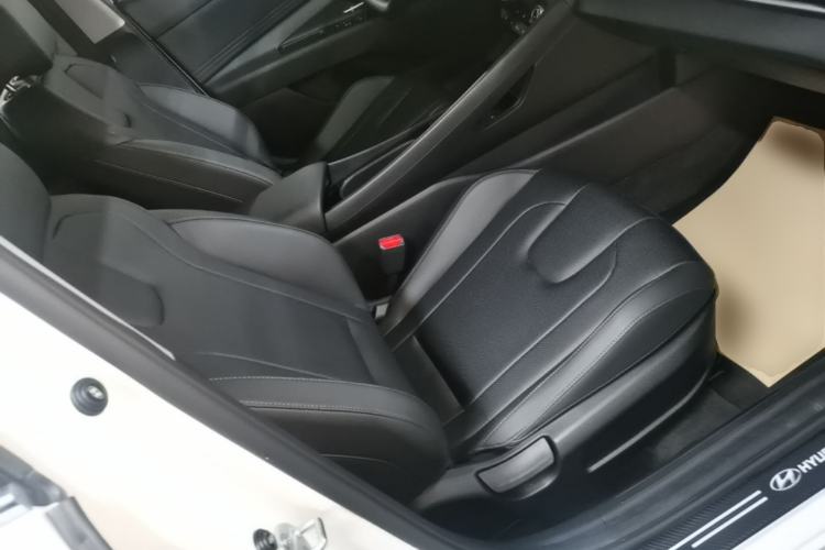 Used Hyundai Elantra 2023 1.5L CVT LUX Prestige Edition Right Front Seat