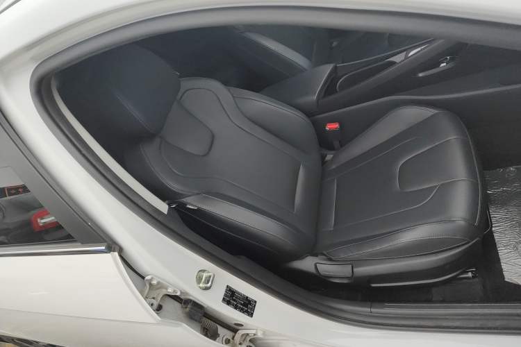 Used Hyundai Elantra 2023 1.5L CVT LUX Prestige Edition Right Front Seat