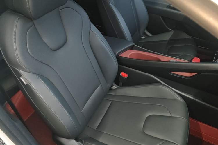 Used Hyundai Elantra 2023 1.5L CVT LUX Prestige Edition Right Front Seat