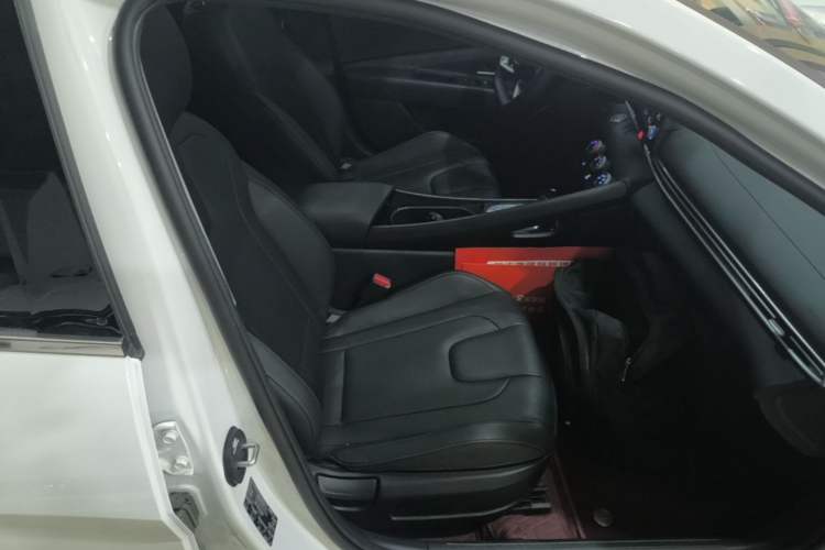 Used Hyundai Elantra 2023 1.5L CVT GLX Elite Edition Right Front Seat