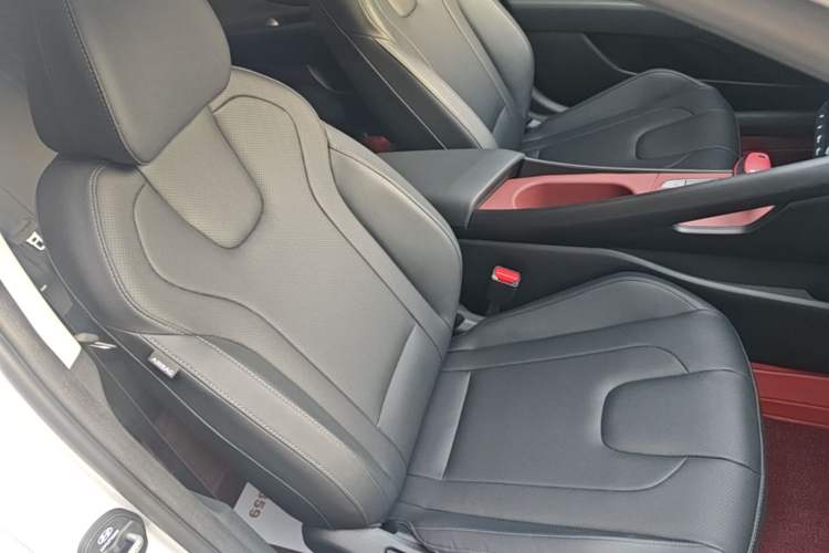 Used Hyundai Elantra 2023 1.5L CVT LUX Prestige Edition Right Front Seat