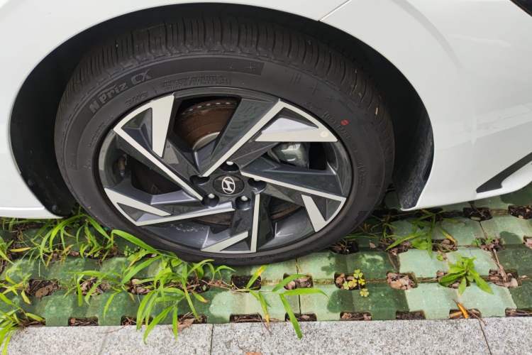 Used Hyundai Elantra 2023 1.5L CVT LUX Prestige Edition Right Front Wheel Hub