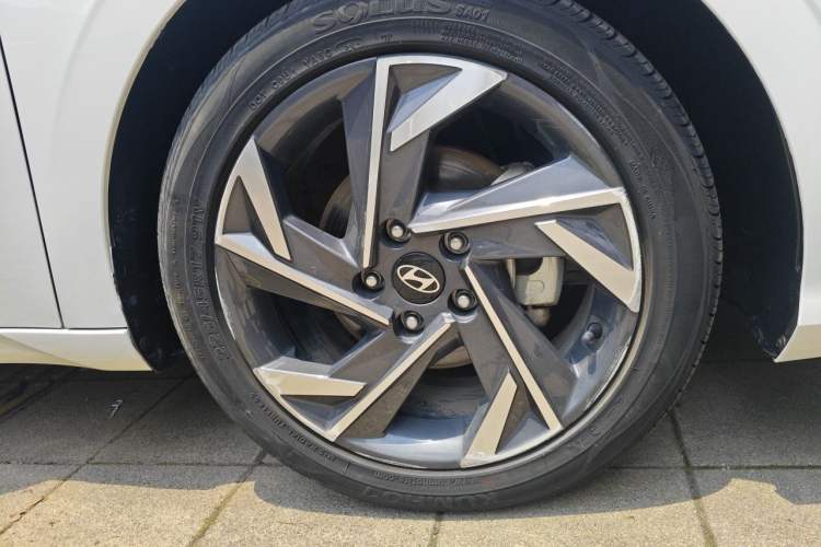 Used Hyundai Elantra 2023 1.5L CVT LUX Prestige Edition Right Front Wheel Hub