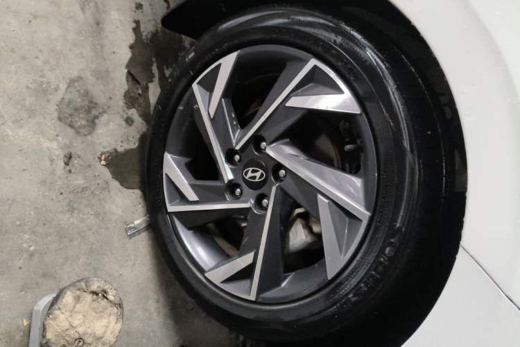 Used Hyundai Elantra 2023 1.5L CVT LUX Prestige Edition Right Front Wheel Hub