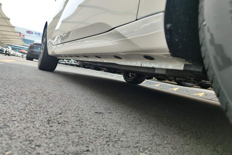 Used Hyundai Elantra 2023 1.5L CVT GLX Elite Edition Right Side Sill