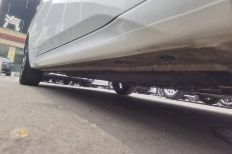 Used Hyundai Elantra 2023 1.5L CVT LUX Prestige Edition Right Side Sill
