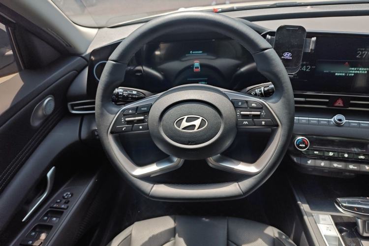 Used Hyundai Elantra 2023 1.5L CVT LUX Prestige Edition Steering Wheel