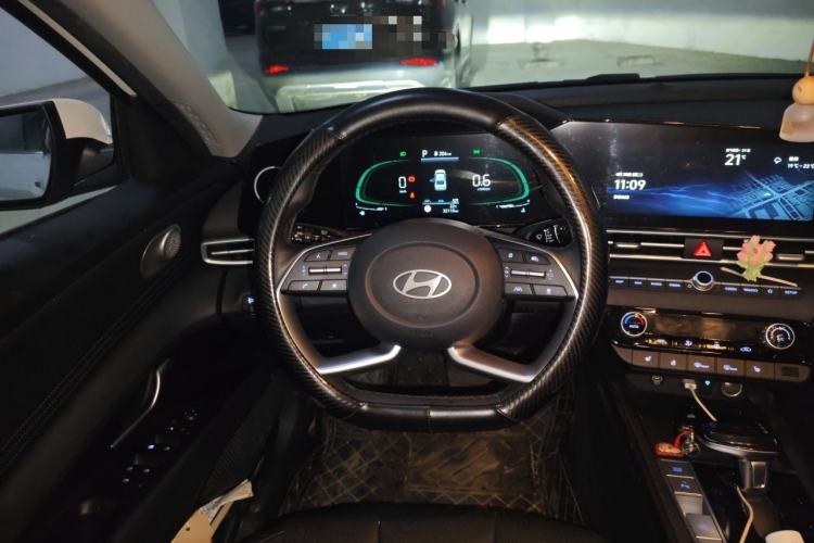 Used Hyundai Elantra 2023 1.5L CVT LUX Prestige Edition Steering Wheel