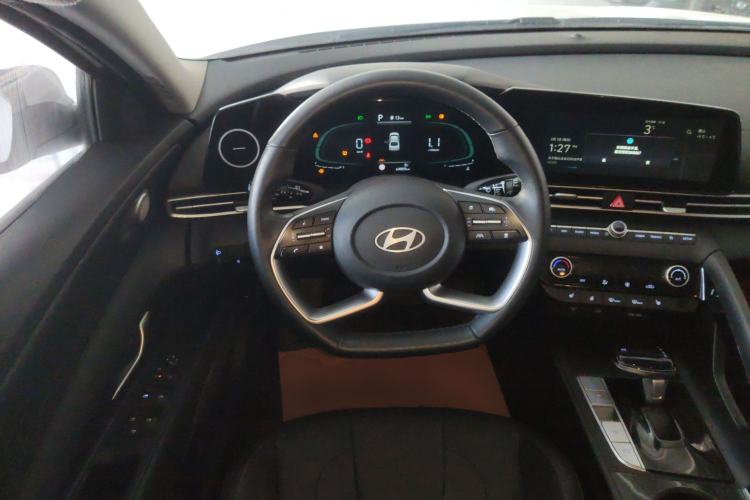 Used Hyundai Elantra 2023 1.5L CVT LUX Prestige Edition Steering Wheel