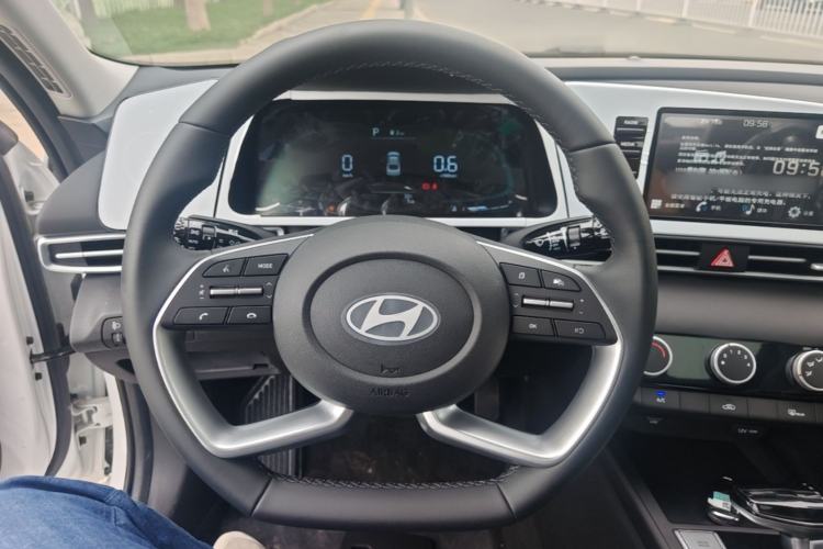 Used Hyundai Elantra 2023 1.5L CVT GLX Elite Edition Steering Wheel