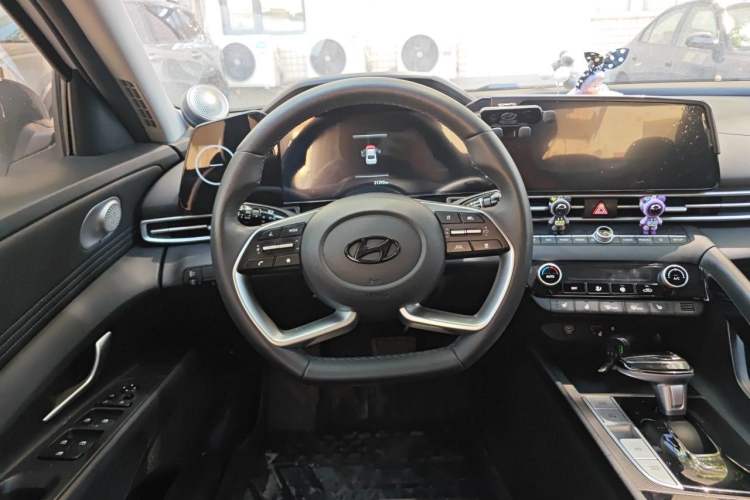 Used Hyundai Elantra 2023 1.5L CVT LUX Prestige Edition Steering Wheel
