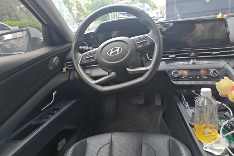 Used Hyundai Elantra 2023 1.5L CVT LUX Prestige Edition Steering Wheel