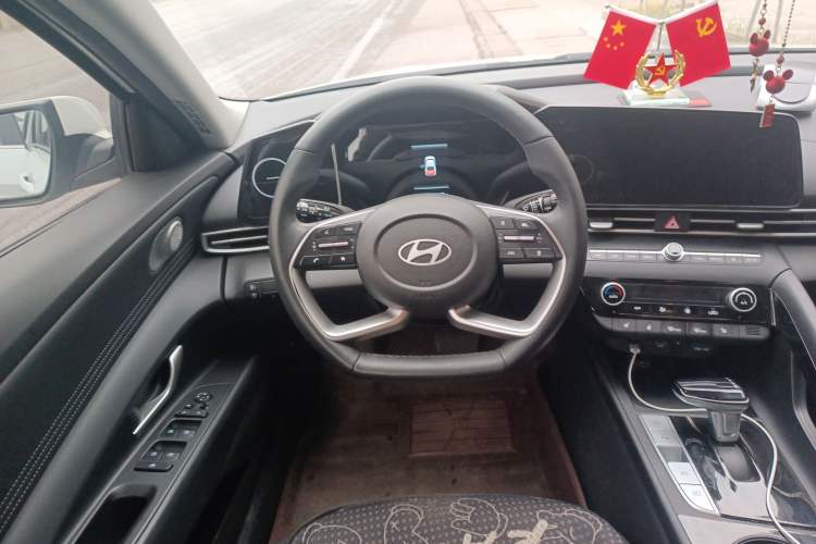 Used Hyundai Elantra 2023 1.5L CVT LUX Prestige Edition Steering Wheel