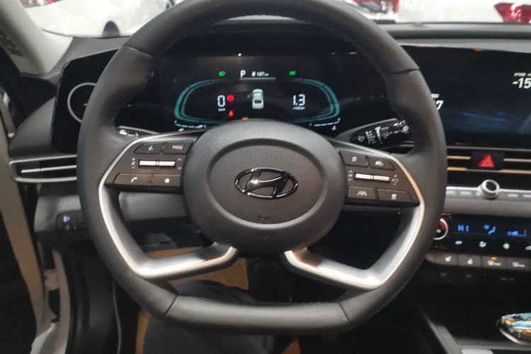 Used Hyundai Elantra 2023 1.5L CVT LUX Prestige Edition Steering Wheel