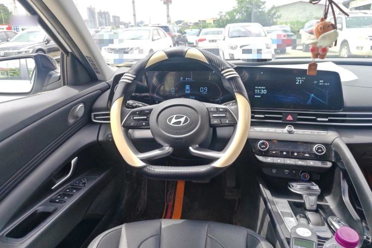 Used Hyundai Elantra 2023 1.5L CVT LUX Prestige Edition Steering Wheel