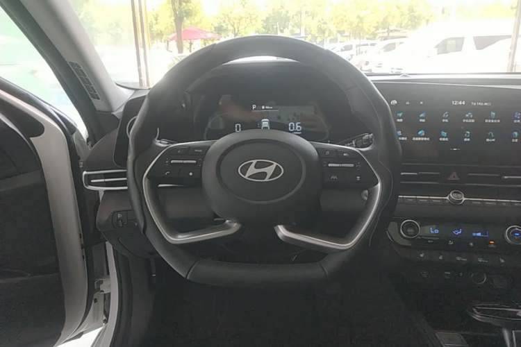 Used Hyundai Elantra 2023 1.5L CVT LUX Prestige Edition Steering Wheel