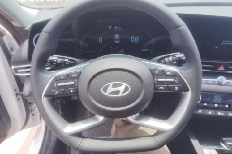 Used Hyundai Elantra 2023 1.5L CVT LUX Prestige Edition Steering Wheel
