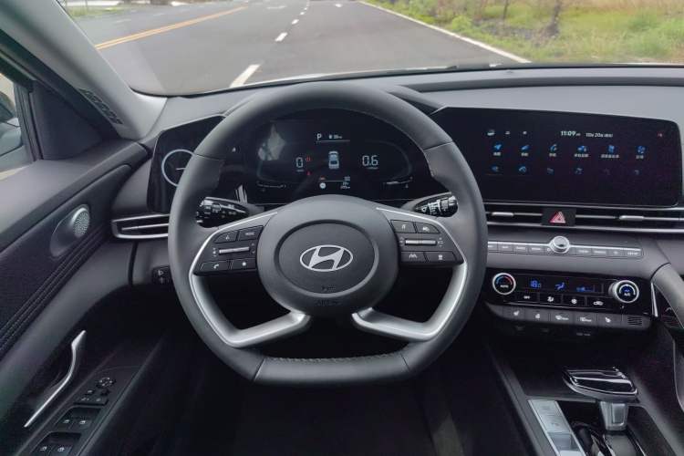 Used Hyundai Elantra 2023 1.5L CVT LUX Prestige Edition Steering Wheel