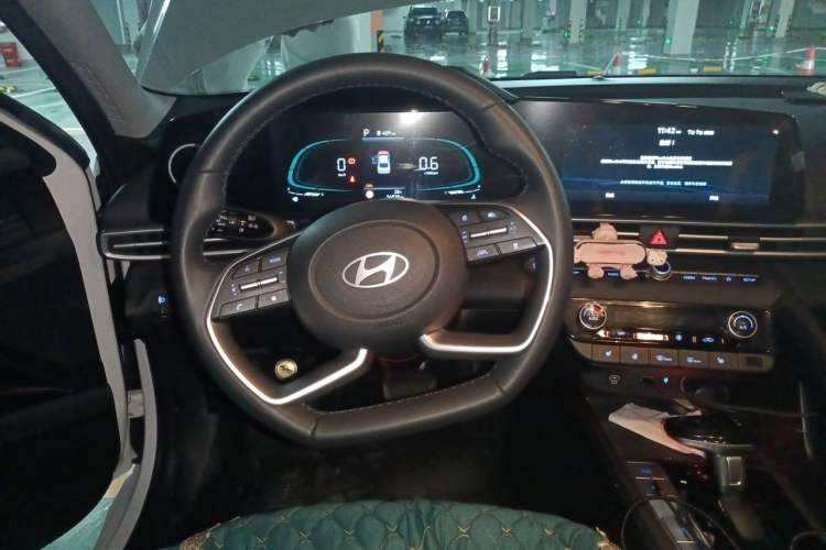Used Hyundai Elantra 2023 1.5L CVT LUX Prestige Edition Steering Wheel