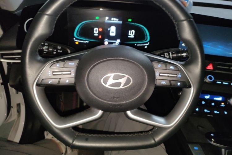 Used Hyundai Elantra 2023 1.5L CVT LUX Prestige Edition Steering Wheel