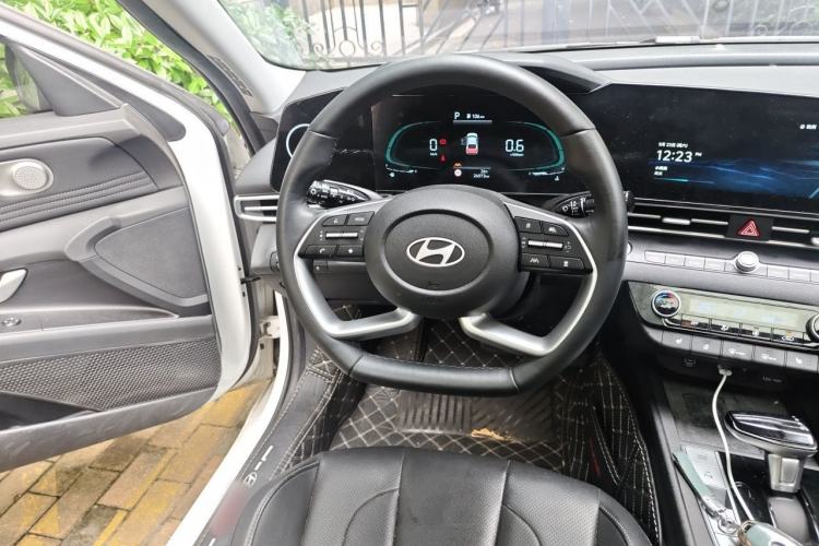Used Hyundai Elantra 2023 1.5L CVT LUX Prestige Edition Steering Wheel