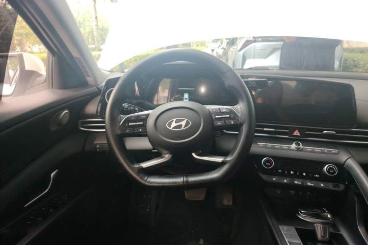 Used Hyundai Elantra 2023 1.5L CVT LUX Prestige Edition Steering Wheel