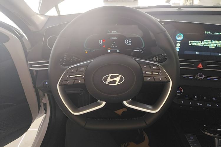 Used Hyundai Elantra 2023 1.5L CVT LUX Prestige Edition Steering Wheel