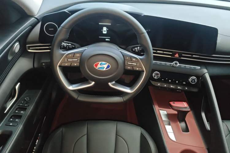 Used Hyundai Elantra 2023 1.5L CVT LUX Prestige Edition Steering Wheel