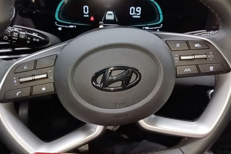 Used Hyundai Elantra 2023 1.5L CVT LUX Prestige Edition Steering Wheel