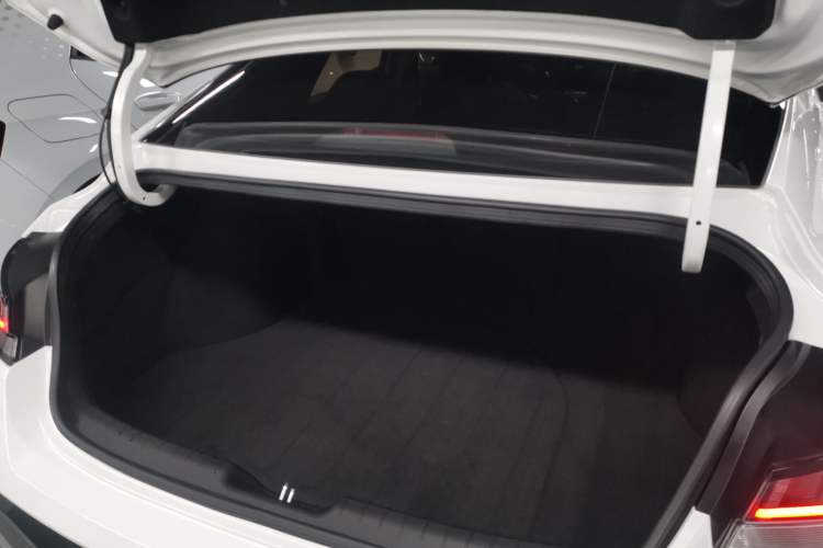 Used Hyundai Elantra 2023 1.5L CVT LUX Prestige Edition Trunk