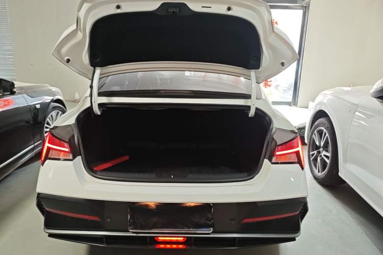 Used Hyundai Elantra 2023 1.5L CVT LUX Prestige Edition Trunk