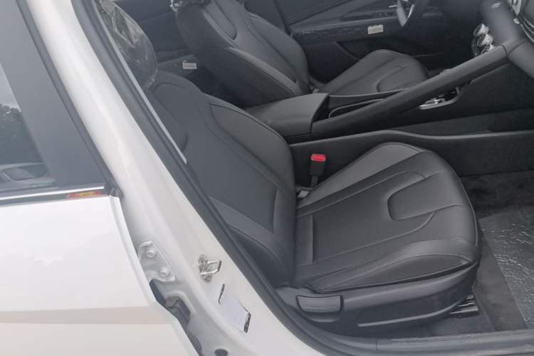 Used Hyundai Elantra 2026 Model 1.5L CVT GLX Elite Edition Right Front Seat