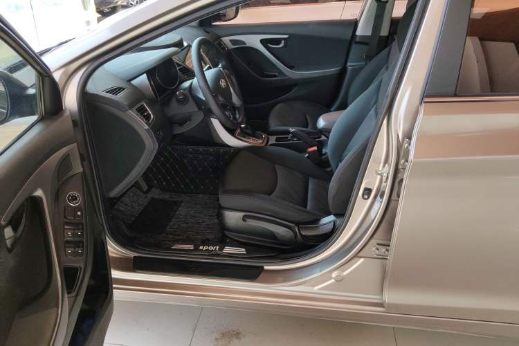 Used Hyundai Elantra (5th Generation / Langdong) 2016 1.6L Automatic Smart Version Interior 3