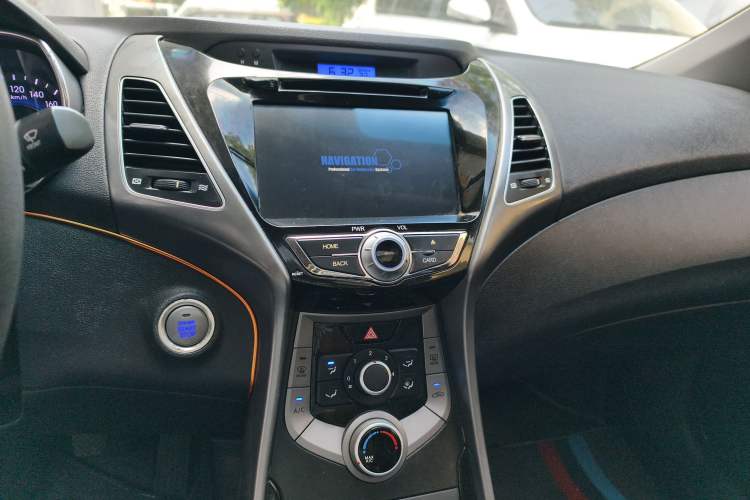 Used Hyundai Elantra (5th Generation / Langdong) 2012 1.6L Manual Leading Model Interior 4
