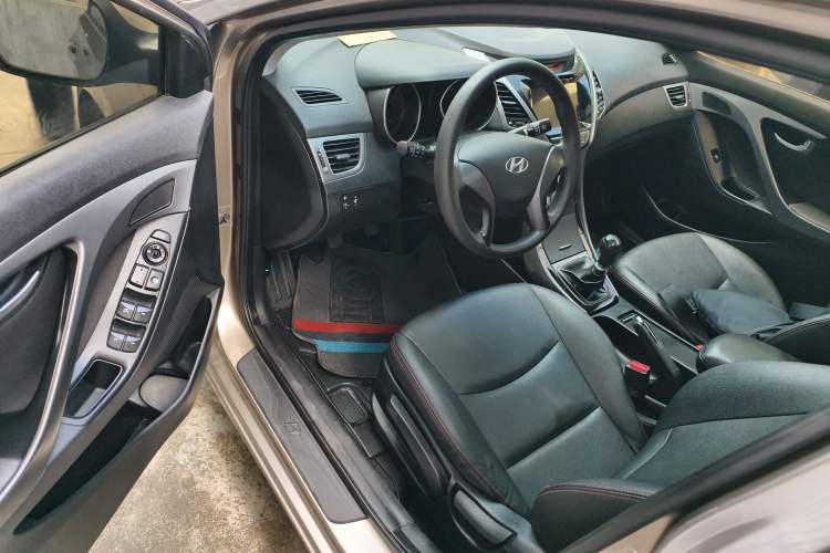 Used Hyundai Elantra (5th Generation / Langdong) 2012 1.6L Manual Leading Model Interior 5