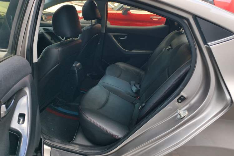Used Hyundai Elantra (5th Generation / Langdong) 2012 1.6L Manual Leading Model Interior 6