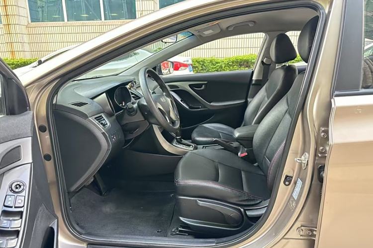 Used Hyundai Elantra (5th Generation / Langdong) 2015 1.6L Automatic Fashion Model Interior 2
